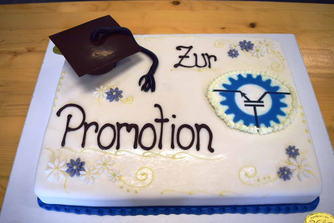 Hier sehen Sie einen Kuchen zur Promotion.