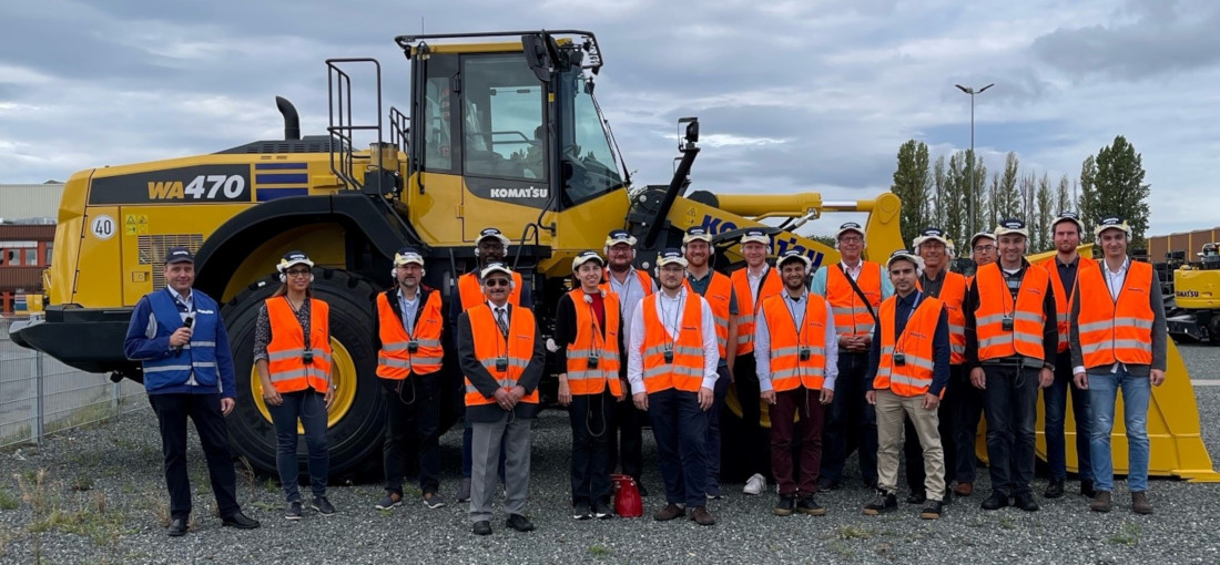 Der Lehrstuhl für Mechatronik besichtigte den Baumaschinenhersteller Komatsu im Werk Hannover.