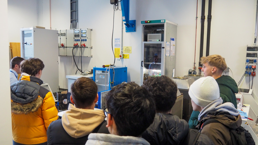 Hier sehen Sie Schüler bei der Laborführung am Lehrstuhl für Mechatronik.