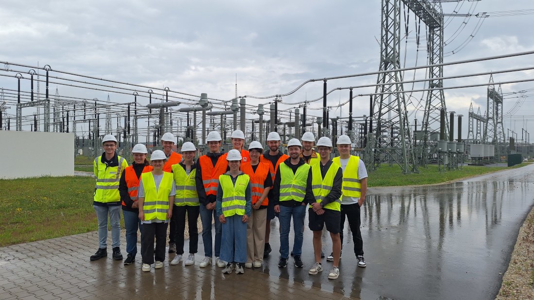 Hier sehen Sie ein Gruppenfoto der Exkursion zum TenneT Umspannwerk in Würgau